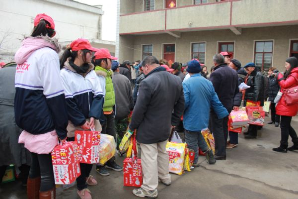 “學雷鋒,獻愛心”活動走進泰州市寺巷鎮敬老院 “學雷鋒,獻愛心”活動走進泰州市寺巷鎮敬老院