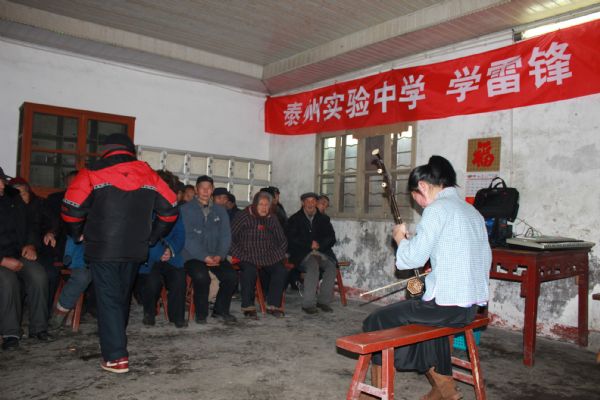 “學雷鋒,獻愛心”活動走進泰州市寺巷鎮敬老院 “學雷鋒,獻愛心”活動走進泰州市寺巷鎮敬老院