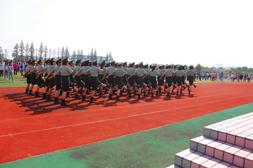 我校軍訓方陣向全校師生匯報訓練成果 我校軍訓方陣向全校師生匯報訓練成果