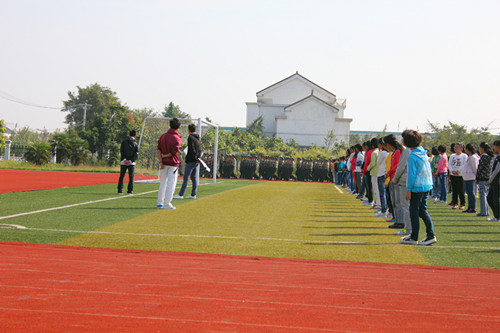 我校軍訓方陣向全校師生匯報訓練成果 我校軍訓方陣向全校師生匯報訓練成果