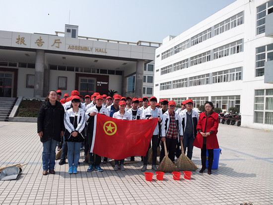 實(shí)中學(xué)子三月學(xué)雷鋒__爭(zhēng)當(dāng)公交站臺(tái)“美容師” 實(shí)中學(xué)子三月學(xué)雷鋒__爭(zhēng)當(dāng)公交站臺(tái)“美容師”