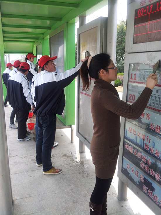 實(shí)中學(xué)子三月學(xué)雷鋒__爭(zhēng)當(dāng)公交站臺(tái)“美容師” 實(shí)中學(xué)子三月學(xué)雷鋒__爭(zhēng)當(dāng)公交站臺(tái)“美容師”