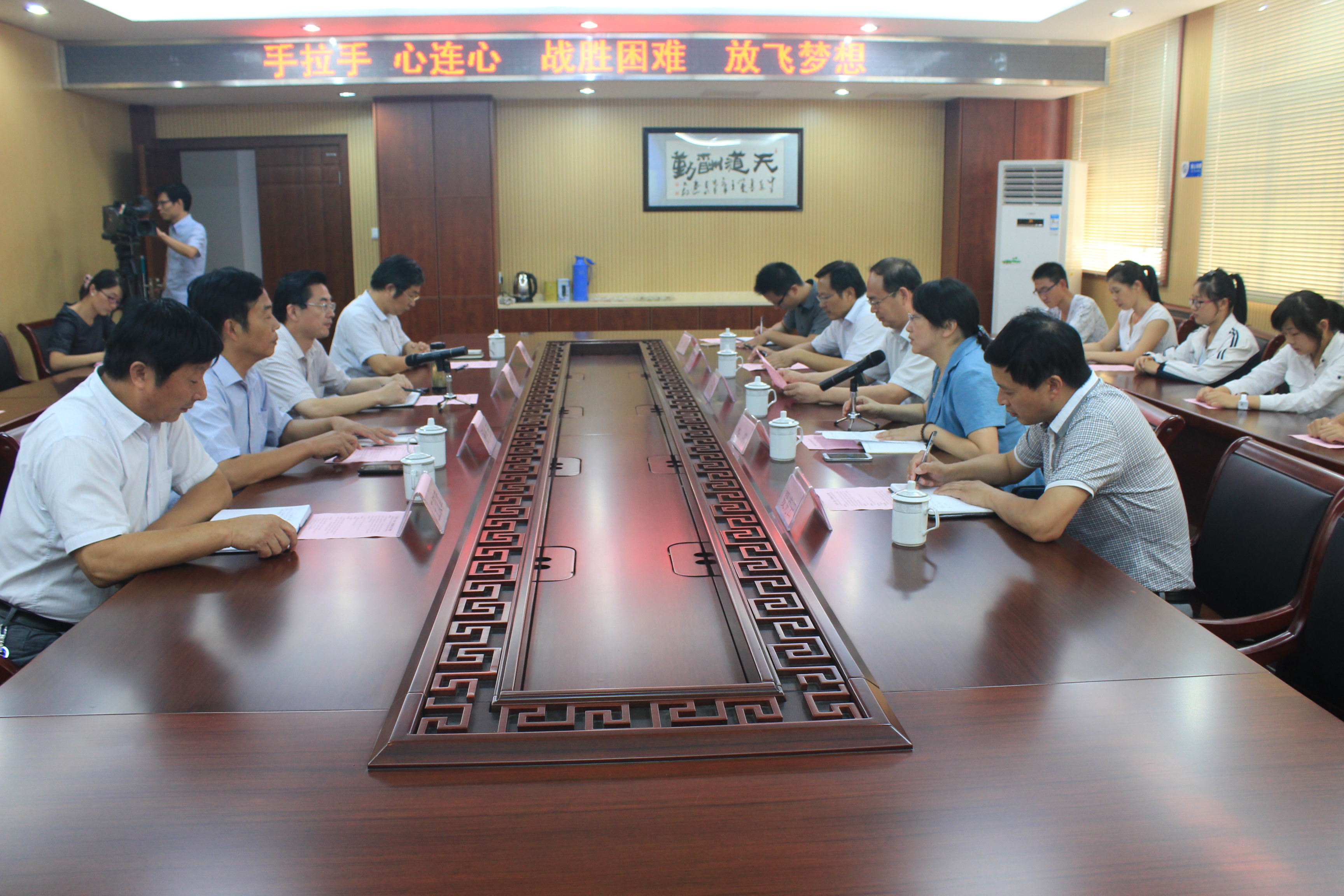 手拉手_心連心_戰勝困難_放飛夢想