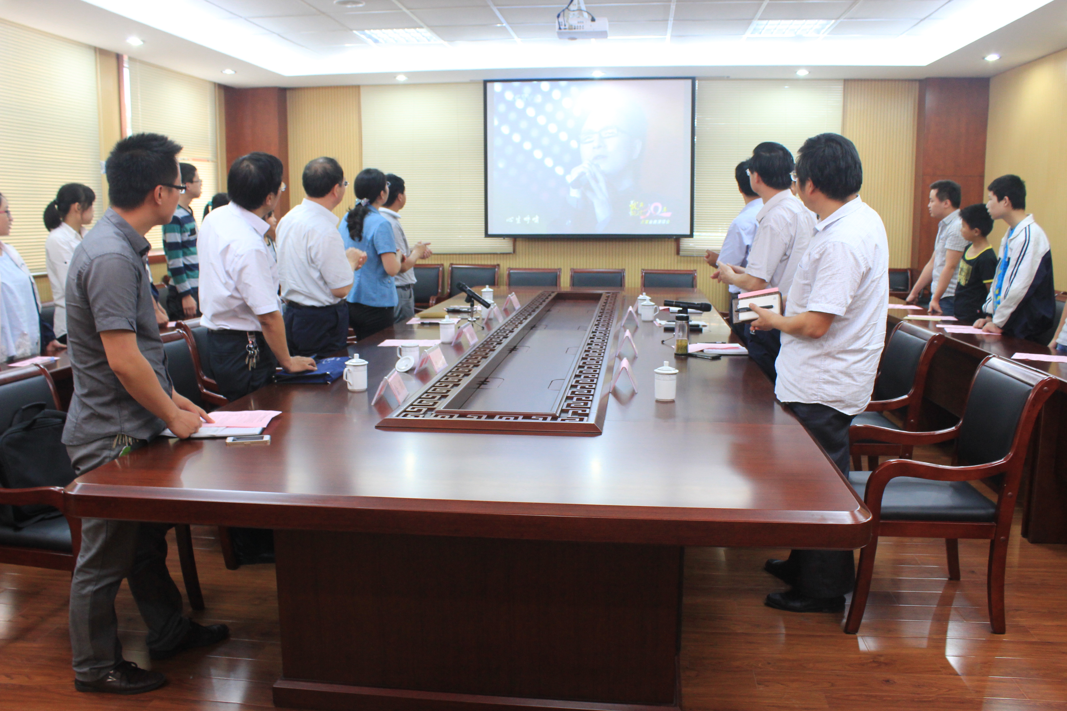 手拉手_心連心_戰勝困難_放飛夢想