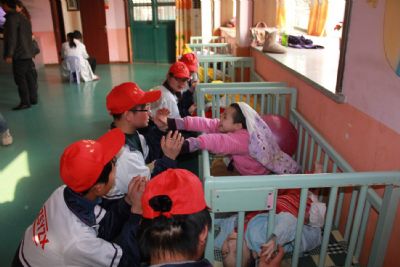 泰州實(shí)驗(yàn)中學(xué)與美德一道且行且歌 泰州實(shí)驗(yàn)中學(xué)與美德一道且行且歌