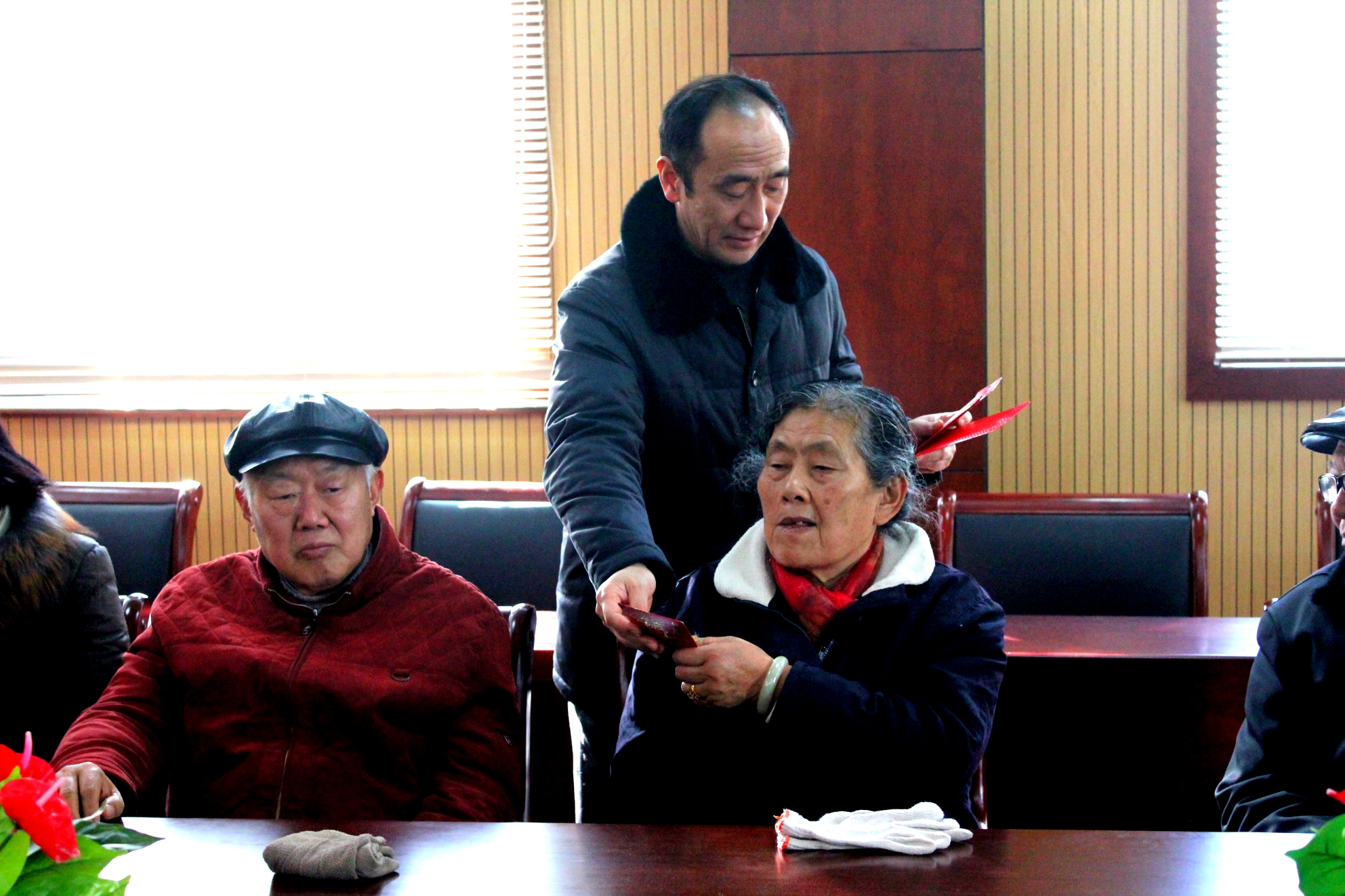 我校開展“工會(huì)干部進(jìn)萬(wàn)家,陽(yáng)光快車送溫暖”活動(dòng) 我校開展“工會(huì)干部進(jìn)萬(wàn)家,陽(yáng)光快車送溫暖”活動(dòng)