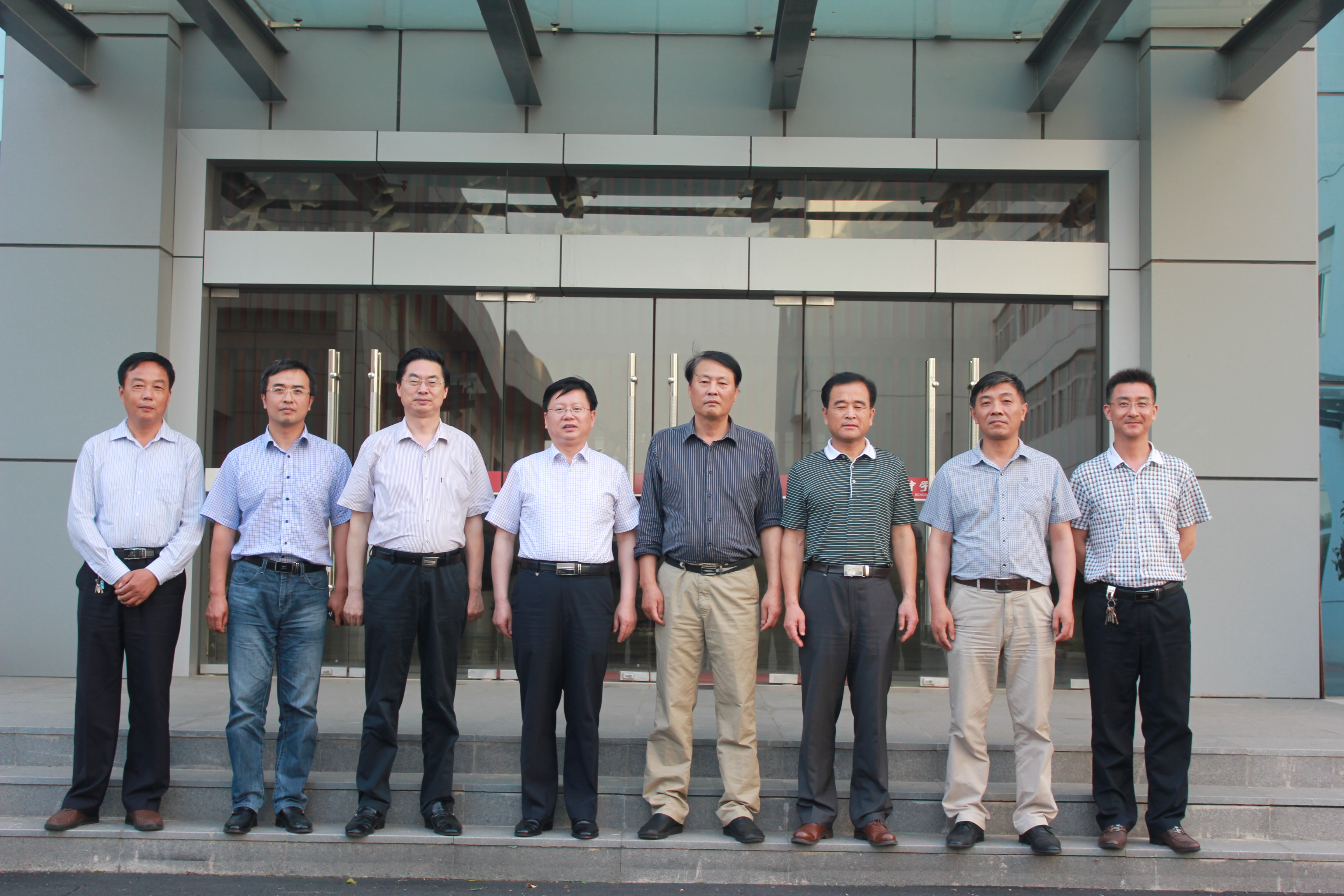 省科學教育特色學校考評組檢查驗收我校科學教育工作