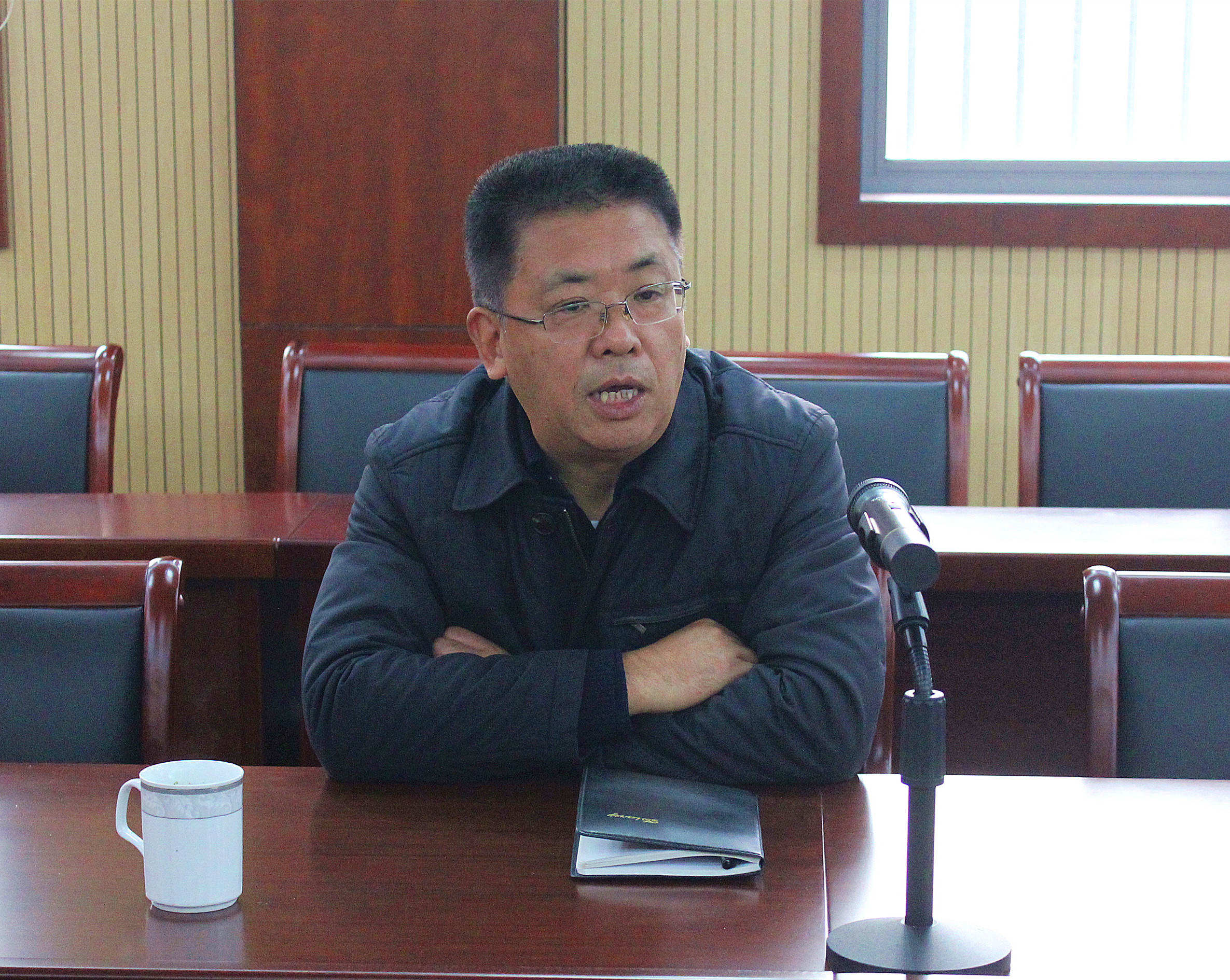 市教育局領導調研我校風雨操場工程 市教育局領導調研我校風雨操場工程