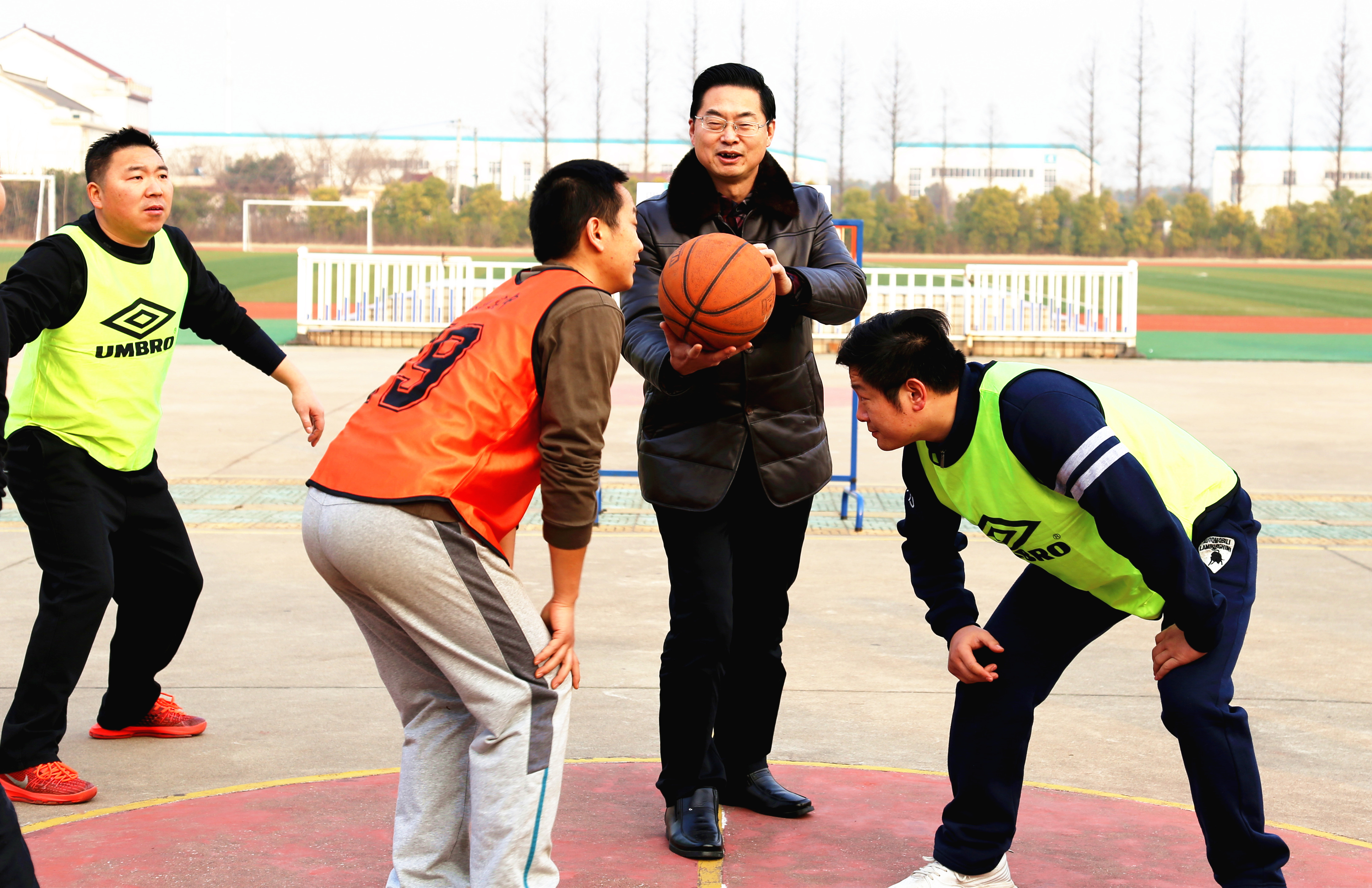 我校舉行教職工籃球比賽 我校舉行教職工籃球比賽