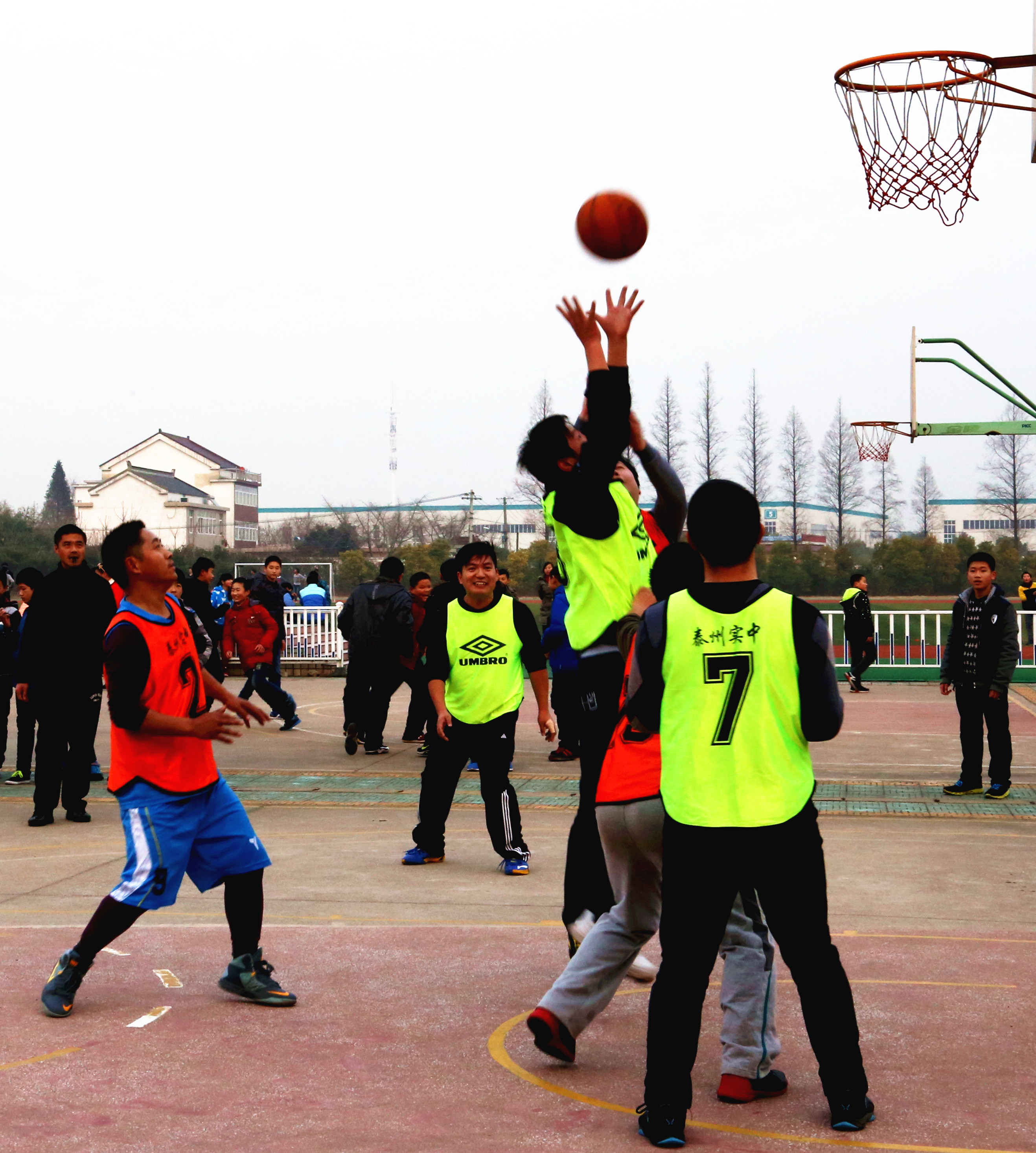 我校舉行教職工籃球比賽 我校舉行教職工籃球比賽