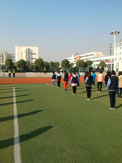 泰州交警支隊高新區大隊進校園開展交通安全講座 泰州交警支隊高新區大隊進校園開展交通安全講座