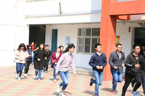 我校定期開展消防疏散演練 我校定期開展消防疏散演練