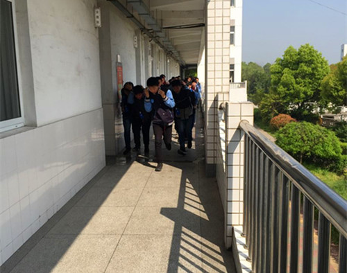 我校定期開展消防疏散演練 我校定期開展消防疏散演練