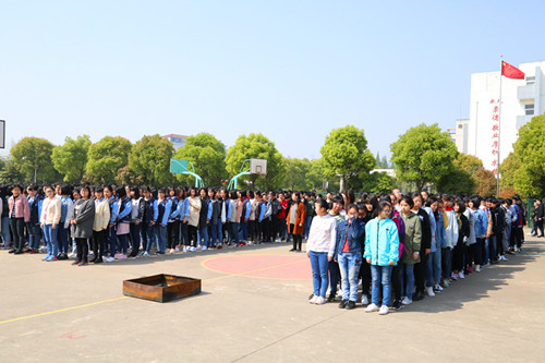 我校定期開展消防疏散演練 我校定期開展消防疏散演練