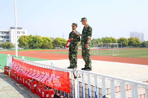 我校定期開展消防疏散演練 我校定期開展消防疏散演練