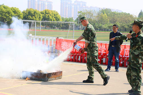 我校定期開展消防疏散演練 我校定期開展消防疏散演練