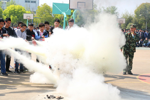 我校定期開展消防疏散演練 我校定期開展消防疏散演練