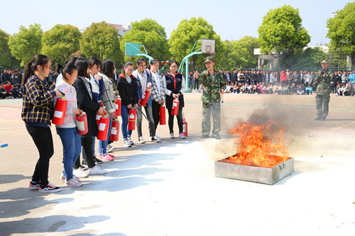 我校定期開展消防疏散演練 我校定期開展消防疏散演練