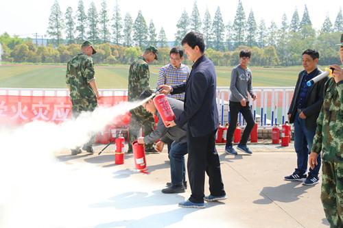 我校定期開展消防疏散演練 我校定期開展消防疏散演練