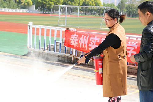 我校定期開展消防疏散演練 我校定期開展消防疏散演練