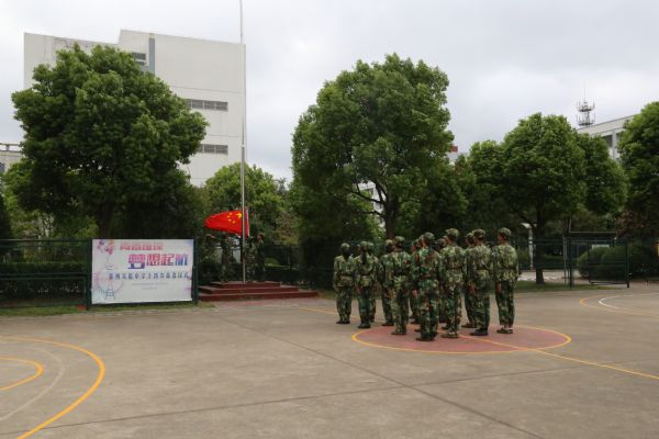 我校隆重舉行2018級高一新生軍訓匯報會