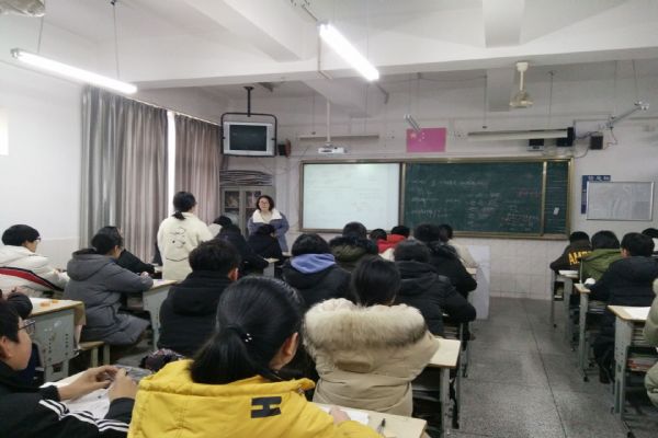 市教育局教研室督導(dǎo)我校初中部春學(xué)期開學(xué)工作 市教育局教研室督導(dǎo)我校初中部春學(xué)期開學(xué)工作