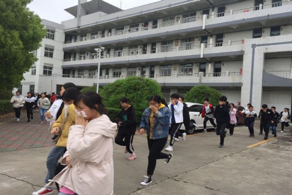 泰州實驗中學(xué)舉行消防應(yīng)急疏散演練 泰州實驗中學(xué)舉行消防應(yīng)急疏散演練