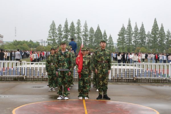 泰州實驗中學舉行慶祝中國人民解放軍海軍暨渡江戰役70周年升國旗儀式 泰州實驗中學舉行慶祝中國人民解放軍海軍暨渡江戰役70周年升國旗儀式