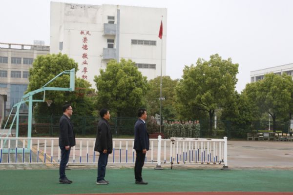 泰州實驗中學舉行慶祝中國人民解放軍海軍暨渡江戰役70周年升國旗儀式 泰州實驗中學舉行慶祝中國人民解放軍海軍暨渡江戰役70周年升國旗儀式