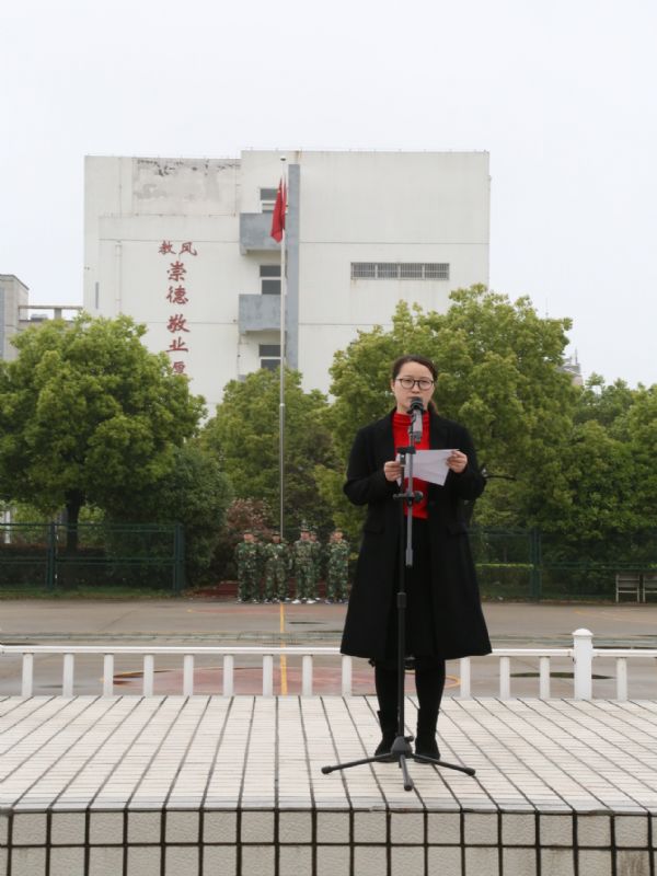 泰州實驗中學舉行慶祝中國人民解放軍海軍暨渡江戰役70周年升國旗儀式 泰州實驗中學舉行慶祝中國人民解放軍海軍暨渡江戰役70周年升國旗儀式