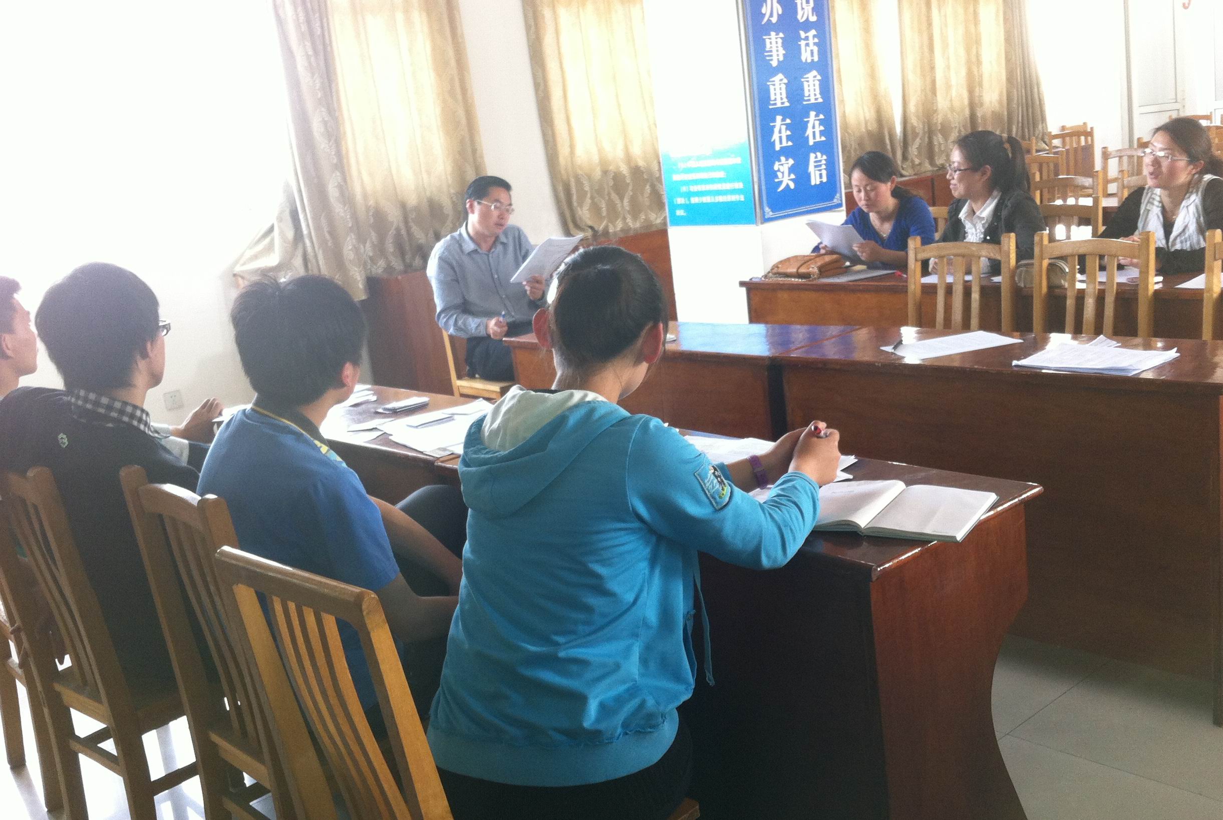 我校學生在泰州市首屆高中辯論賽上斗志昂揚 我校學生在泰州市首屆高中辯論賽上斗志昂揚