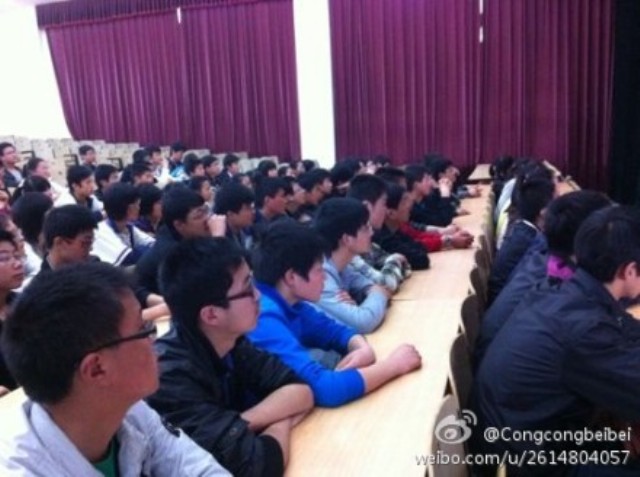 我校組織學生觀看泰州市首屆高中學生辯論賽決賽網絡視頻 我校組織學生觀看泰州市首屆高中學生辯論賽決賽網絡視頻