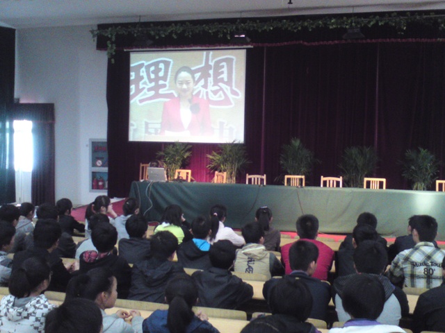 我校組織學生觀看泰州市首屆高中學生辯論賽決賽網絡視頻 我校組織學生觀看泰州市首屆高中學生辯論賽決賽網絡視頻