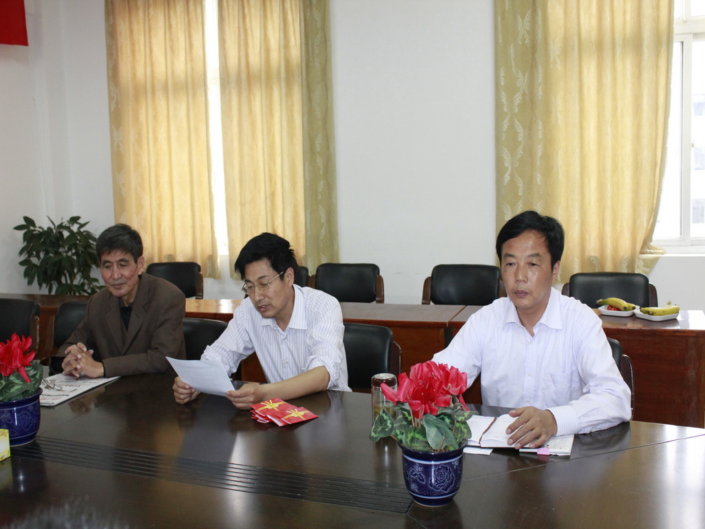 我校開展“陽光快車服務”助困慰問活動 我校開展“陽光快車服務”助困慰問活動