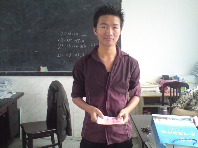 泰州實驗中學兩名畢業生獲愛心捐助 泰州實驗中學兩名畢業生獲愛心捐助