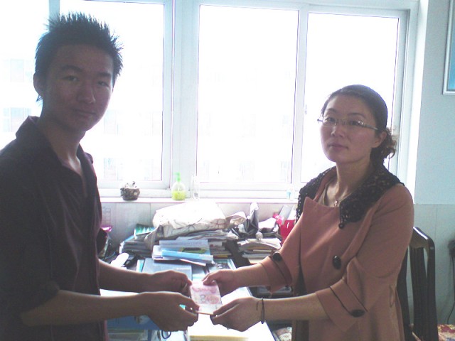 泰州實驗中學兩名畢業生獲愛心捐助 泰州實驗中學兩名畢業生獲愛心捐助