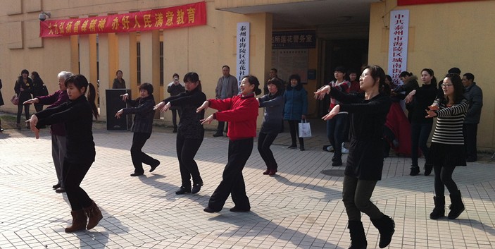 團(tuán)委學(xué)雷鋒活動(dòng)之社區(qū)廣場(chǎng)舞指導(dǎo) 團(tuán)委學(xué)雷鋒活動(dòng)之社區(qū)廣場(chǎng)舞指導(dǎo)
