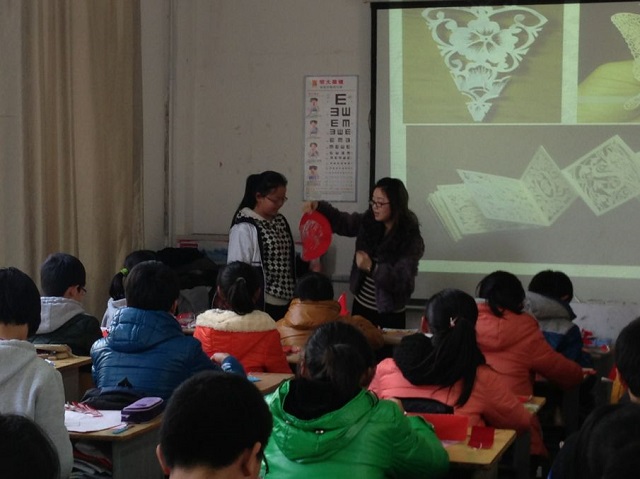 徐佳老師開(kāi)設(shè)剪紙課 徐佳老師開(kāi)設(shè)剪紙課