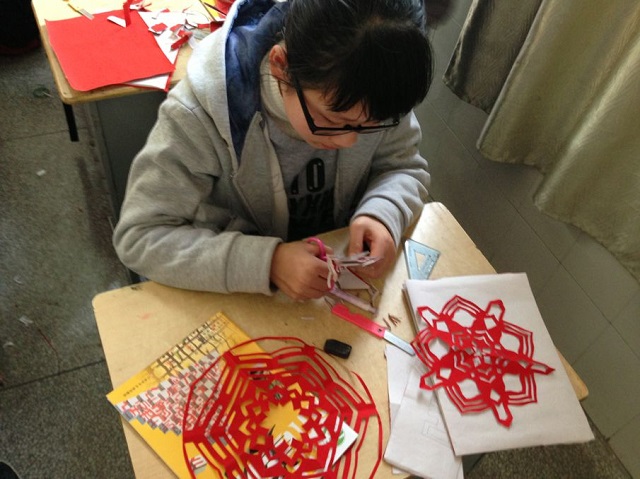 徐佳老師開(kāi)設(shè)剪紙課 徐佳老師開(kāi)設(shè)剪紙課