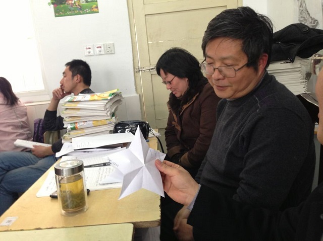 徐佳老師開(kāi)設(shè)剪紙課 徐佳老師開(kāi)設(shè)剪紙課