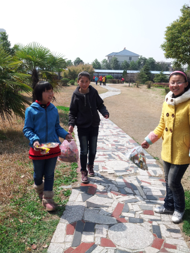 學(xué)校組織志愿者開展義務(wù)撿垃圾行動(dòng) 學(xué)校組織志愿者開展義務(wù)撿垃圾行動(dòng)