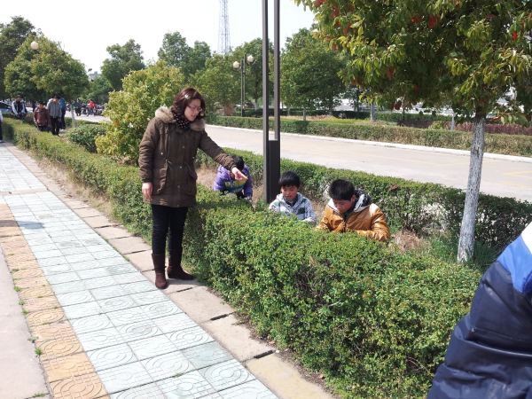 學(xué)校組織志愿者開展義務(wù)撿垃圾行動(dòng) 學(xué)校組織志愿者開展義務(wù)撿垃圾行動(dòng)