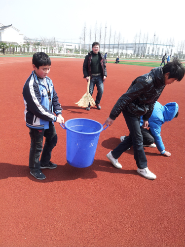 學(xué)校組織志愿者開展義務(wù)撿垃圾行動(dòng) 學(xué)校組織志愿者開展義務(wù)撿垃圾行動(dòng)