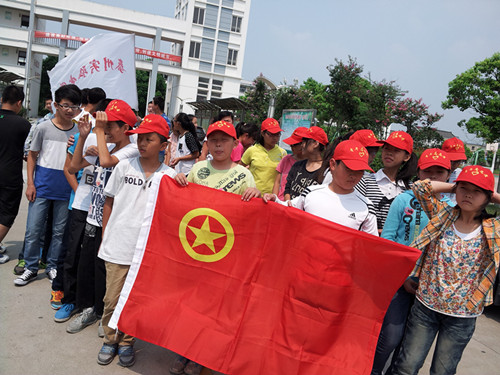 我校志愿者開展拔草活動 我校志愿者開展拔草活動