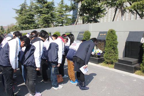 泰州實(shí)驗(yàn)中學(xué)清明祭掃活動(dòng) 泰州實(shí)驗(yàn)中學(xué)清明祭掃活動(dòng)