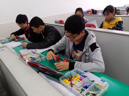 “電子百拼”科技活動興趣小組培訓如火如荼地進行