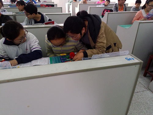 “電子百拼”科技活動興趣小組培訓如火如荼地進行