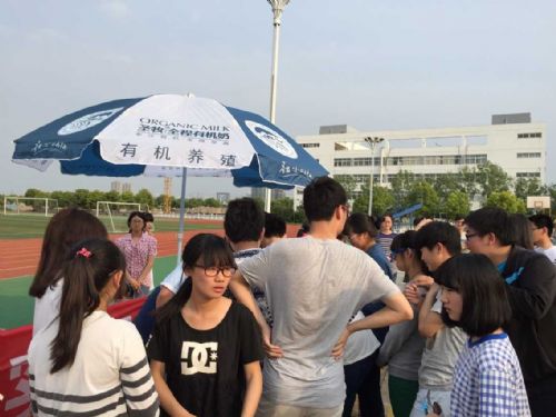 小愛長存?大愛無疆——泰州實驗中學微心愿活動之愛心義賣 小愛長存?大愛無疆——泰州實驗中學微心愿活動之愛心義賣