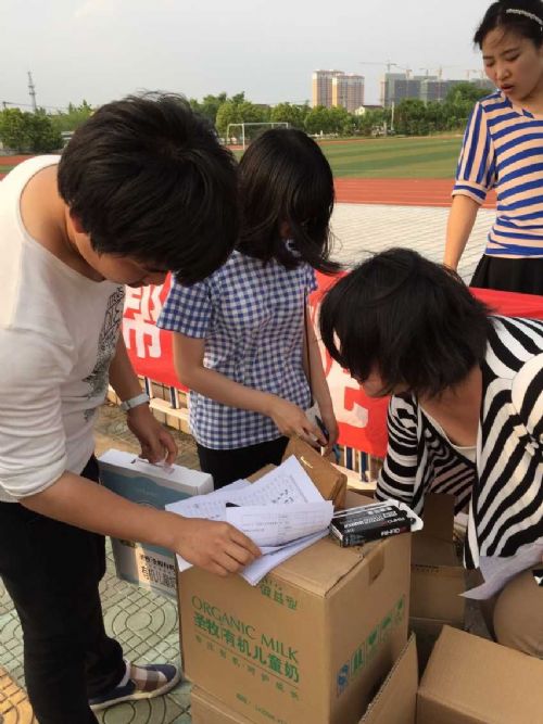 小愛長存?大愛無疆——泰州實驗中學微心愿活動之愛心義賣 小愛長存?大愛無疆——泰州實驗中學微心愿活動之愛心義賣