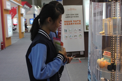 我校團委組織學生參觀國際醫藥博覽會 我校團委組織學生參觀國際醫藥博覽會